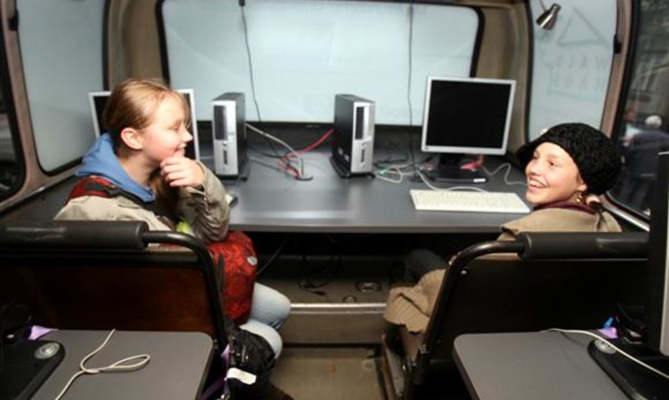 Autobuse įrengtos 8 mokymosi vietos, kiekvienoje jų yra po plokščią monitorių, klaviatūrą bei kompiuterinę pelę.