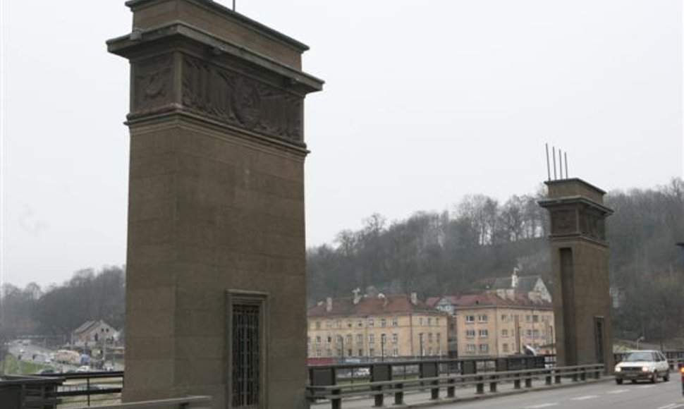 Kauno miesto vadovai netikėtai vėl susirūpino ilgus metus ant Aleksoto tilto pilonų esančiomis penkiakampėmis žvaigždėmis ir Lietuvos TSR herbais.