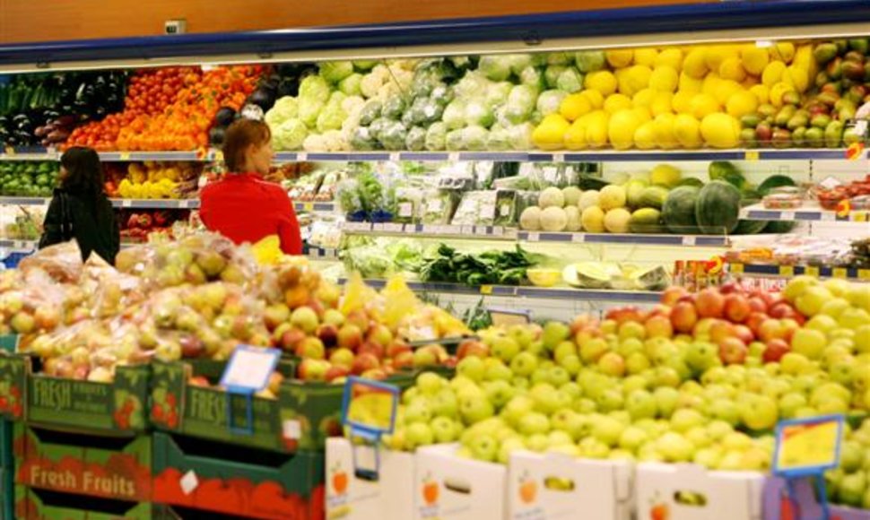 Tyrimą pradėjusi policija bando išsiaiškinti, ar laiške minimi grasinimai apnuodyti prekybos centruose parduodamus maisto produktus yra rimti. 