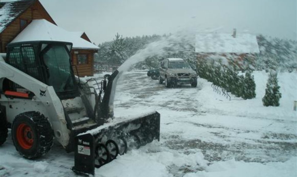 Kauno rajono keliuose pluša sniego valymo technika.