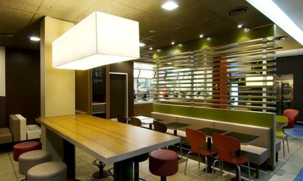 Restorano „McDonald‘s“ Kaune interjeras.