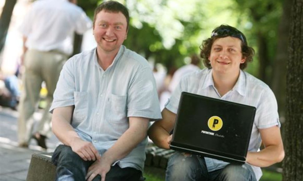 „Social Media Day Kaunas 2010“ organizuojantys Vaidas Pilkauskas (dešinėje) ir Aris Meškauskas kaip vieną iš įdomiausių socialinės žiniasklaidos projekų įvardino naujienų portalo 15min.lt vystomą IKRAUK