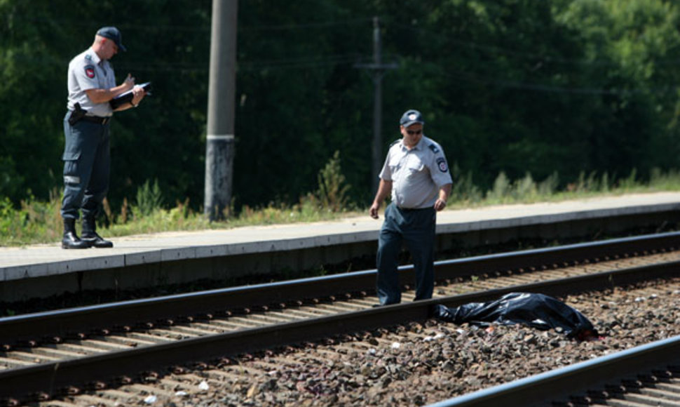 Po traukinio bėgiais pakliuvusios moters kūnas buvo suplėšytas gabalais.