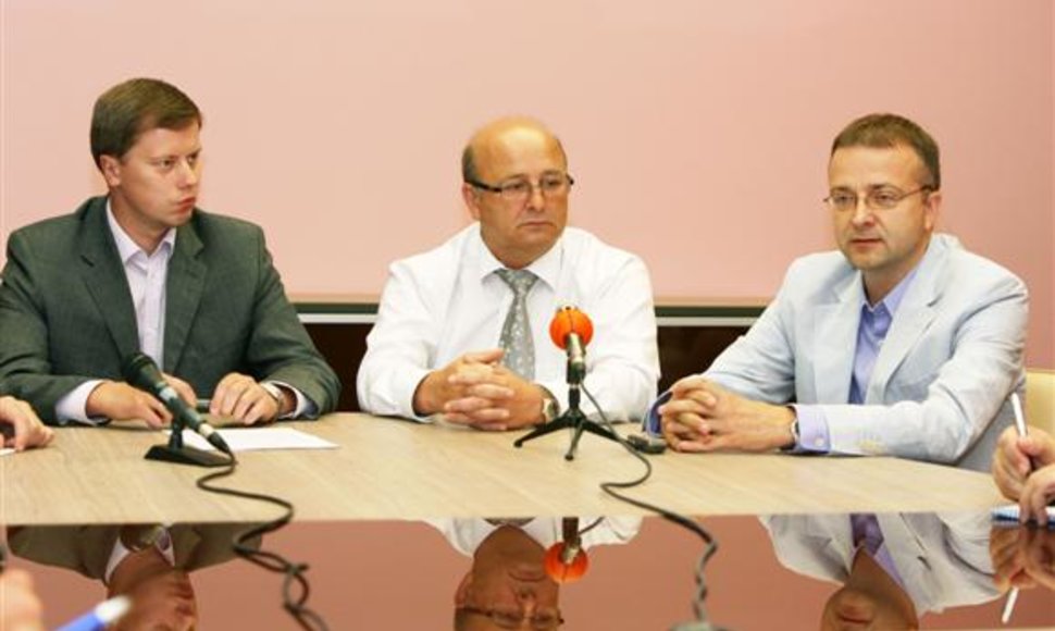 Komandos prezidentu tapsiantis V.Matijošaitis (viduryje) dievagojosi į komandos formavimo reikalus bei trenerių darbą nosies nekišiantis.