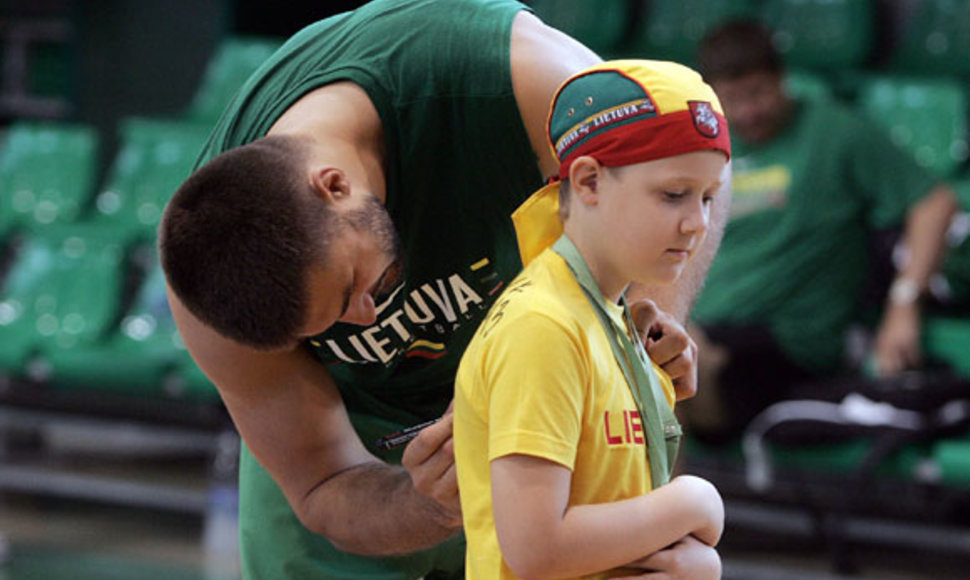 Linas Kleiza noriai bendrauja su jaunaisiais krepšinio gerbėjais
