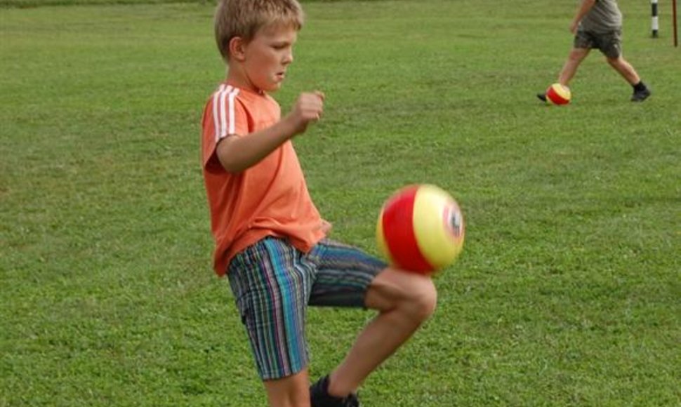 Vaikas su kamuoliu