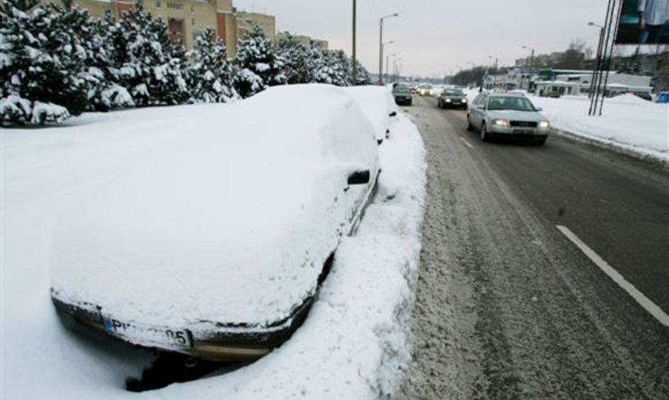 Savo automobilius palikę didžiausių gatvių kraštuose, dalis kauniečių ryte juos rado užverstus sniegu.