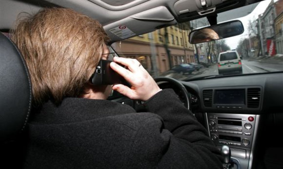 Moksliškai įrodyta, jog telefonu kalbančio vairuotojo reakcijos laikas pailgėja beveik dvigubai, o klaidingų sprendimų skaičius išauga beveik 4 kartus.