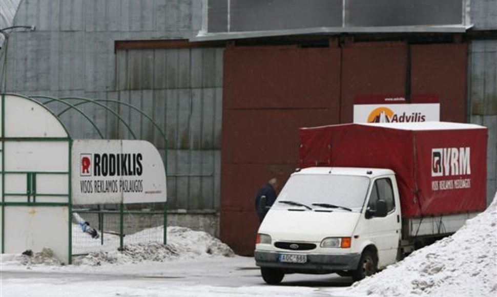Tiek bendrovė „Adgino vizija“, tiek ir su R.Reklaičiu siejama VšĮ „Advilio reklamos miestas“ veikia Simno gatvėje esančiose patalpose, kuriose buvo įsikūrusi reklamos agentūra „Rodiklis“.