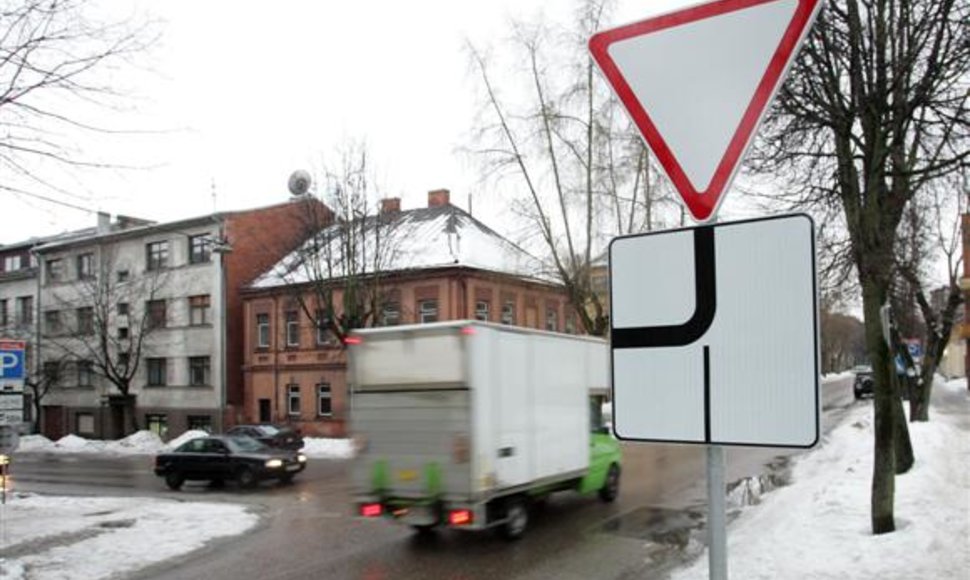Praėjusių metų gruodį pakeitus eismo tvarką, A.Mickevičiaus ir V.Putvinskio gatvių sankryžoje kasdien galima išvysti ne tik vairuotojų kivirčų, tačiau ir avarinių situacijų.