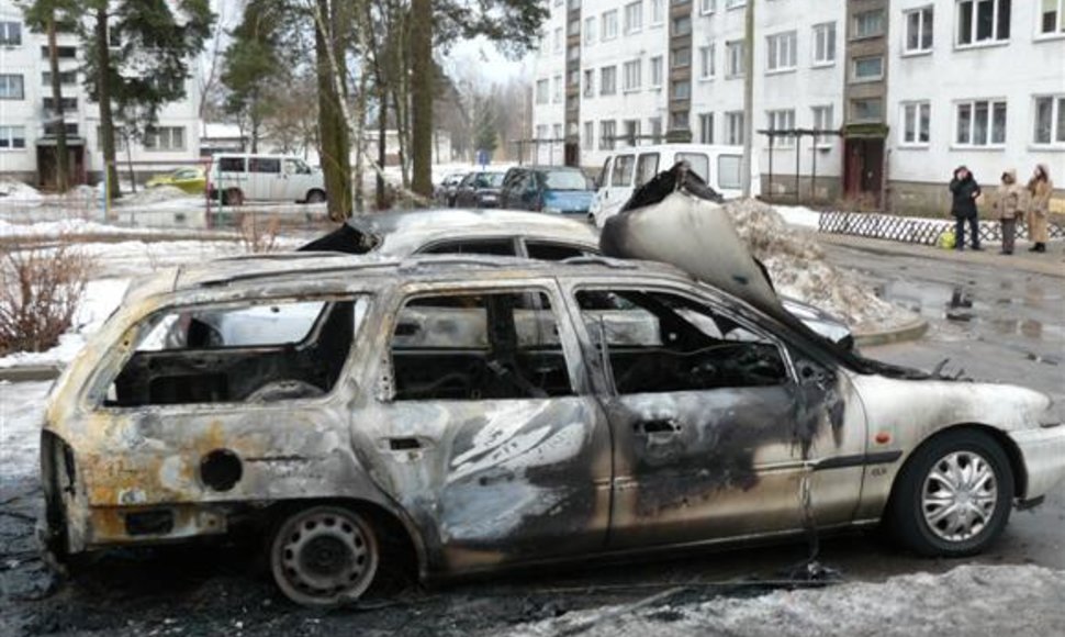 Vienas iš Rukloje padegtų automobilių.