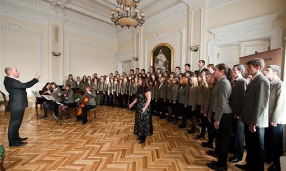 Per trumpą laiką festivalių ciklo „Kaunas Cantat“ organizatoriai užmezgė glaudžius tarptautinius ryšius. Jie bendradarbiauja  su Italijos, Lenkijos, Rusijos, Slovakijos festivalių rengėjais.