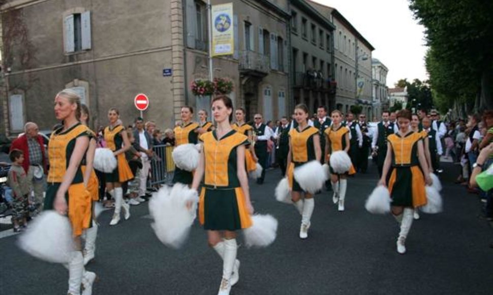 Kauno pučiamųjų orkestras „Ąžuolynas“ neįsivaizduojamas ne tik be muzikantų, bet iš šokėjų.