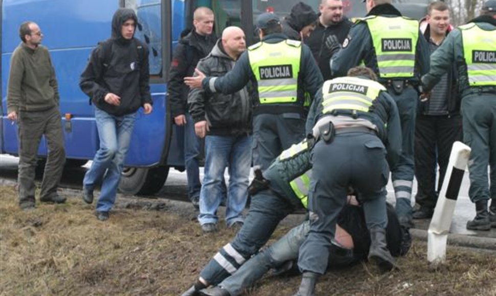 Lenkijos sirgalių ir policininkų grumtynės
