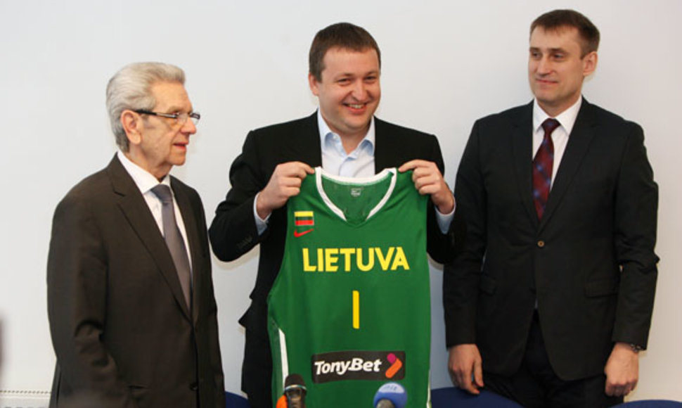 Antanui Guogai (viduryje) Kęstutis Kemzūra įteikė Lietuvos rinktinės marškinėlius