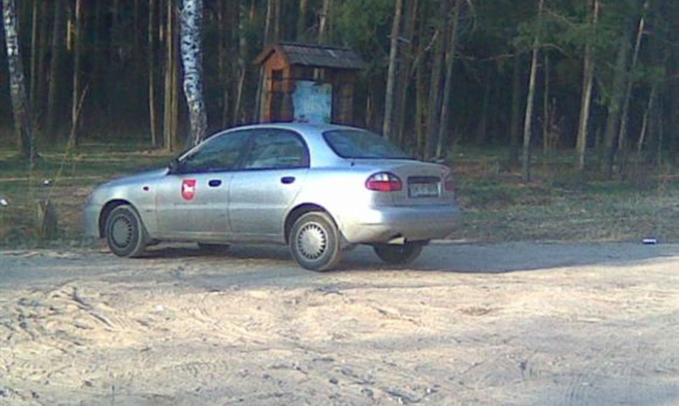 Tarnybinis Kauno savivaldybės automobilis prie Kauno marių.