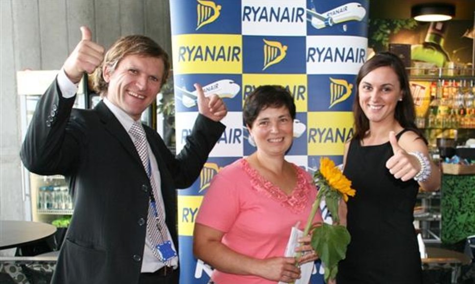 Iš kairės: Kauno oro uosto generalinis direktorius Arijandas Šliūpas, 3 mln. keleivė Dalė Urbonienė, „Ryanair“ pardavimo ir rinkodaros vadovė Katarzyna Gaborec