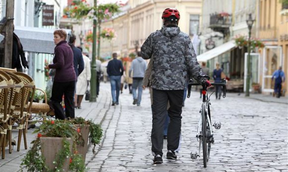 Valdininkai mano, kad Senamiesčiu važiuojantys dviratininkai nekelia didelio pavojaus pėstiesiems.
