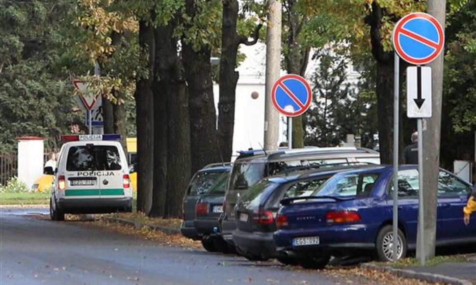 Į Kauno klinikas atvažiavusių žmonių turtą nuo vagių saugo policijos patruliai.