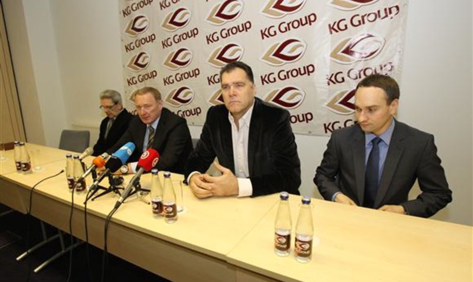 Federacijos vadovai ir verslininkas Tautvydas Barštys (antras iš kairės) pasiryžę kautis iki galo