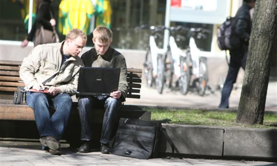 Daugeliui miesto svečių nustebina galimybė nemokamu bevieliu internetu naudotis visame Kauno centre.
