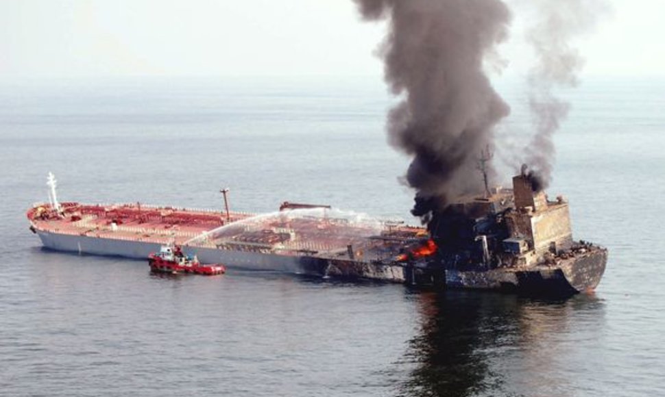 Malakos sąsiauryje po susidūrimo dega Taivano tanklaivis 