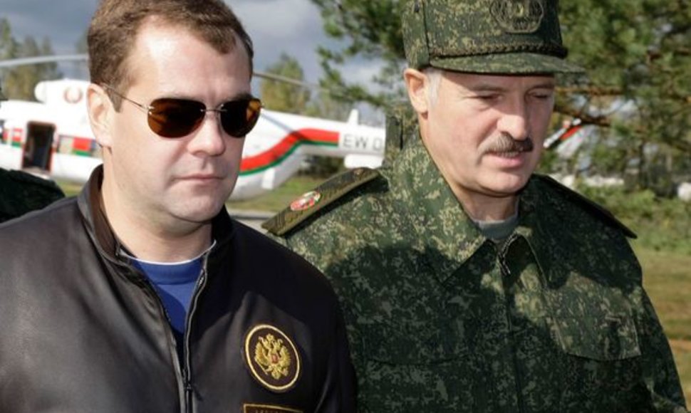 Medvedevas drauge su Lukašenka stebės karinių mokymų baigiamąjį etapą 