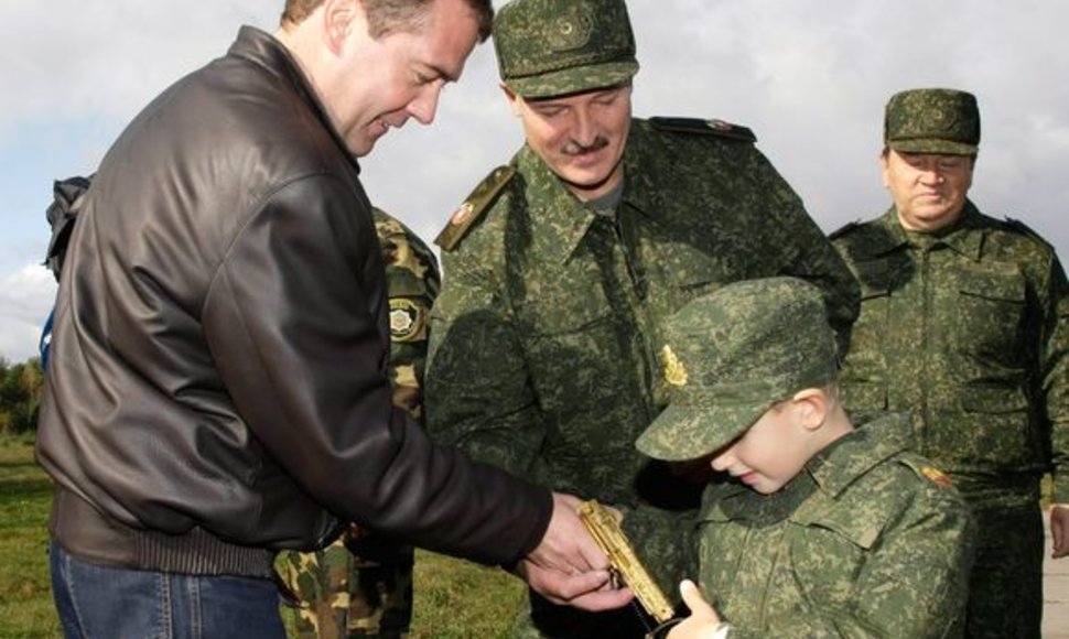 Medvedevas drauge su Lukašenka stebės karinių mokymų baigiamąjį etapą 