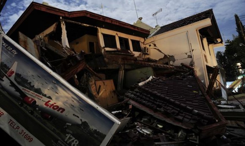 Indonezija po žemės drebėjimų ir purvo nuošliaužų