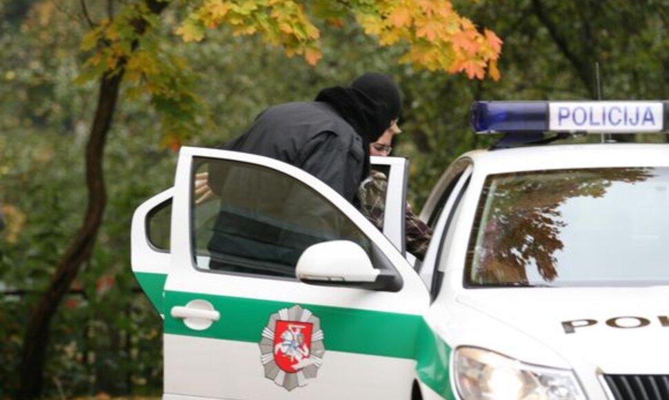 N.Venckienė su mergaite buvo įsodintos į policijos automobilį