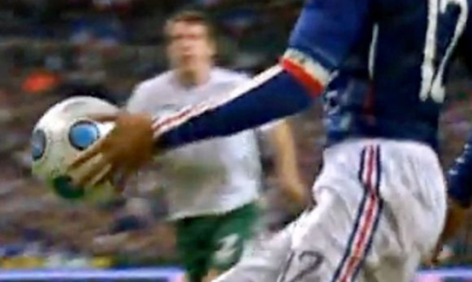 Thierry Henry kamuolį sustabdė ranka