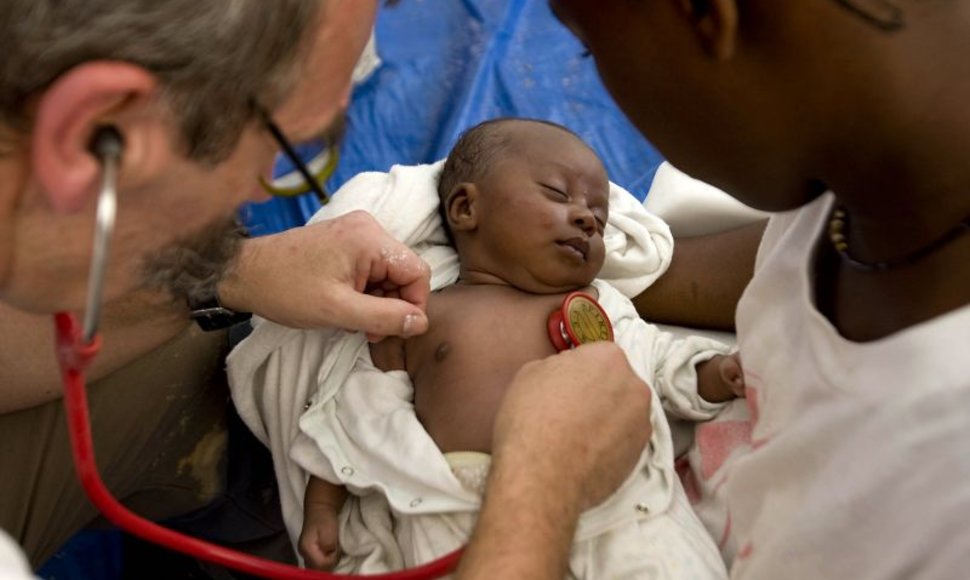 Žemės drebėjimą išgyvenusią trijų savaičių mergaitę tuoj pat apžiūrėjo medikai.