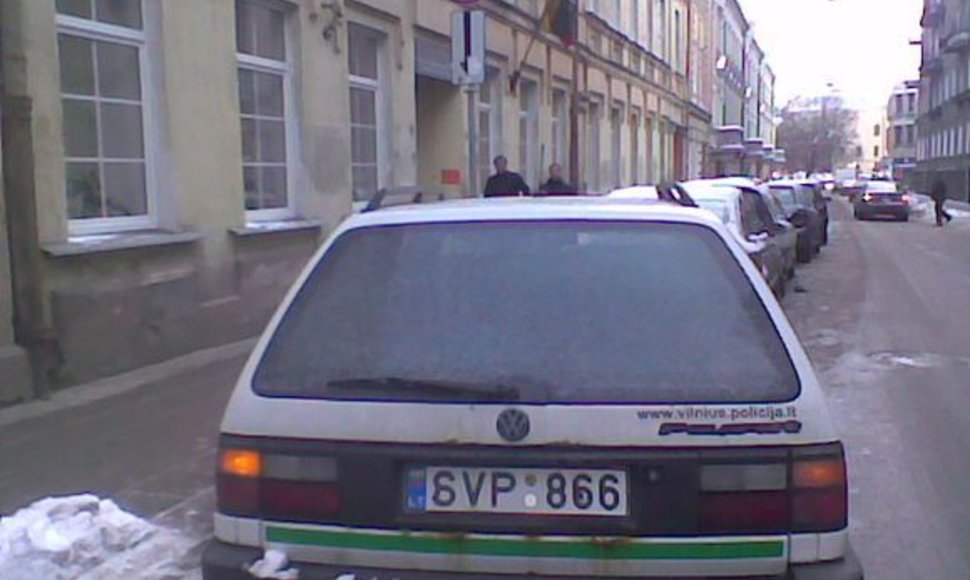 Pasak 15min.lt skaitytojo, policininkės pastatė automobilį su avariniu signalu ir nuėjo pietauti į kinų restoraną Islandijos ir Pamėnkalnio gatvių sankirtoje.