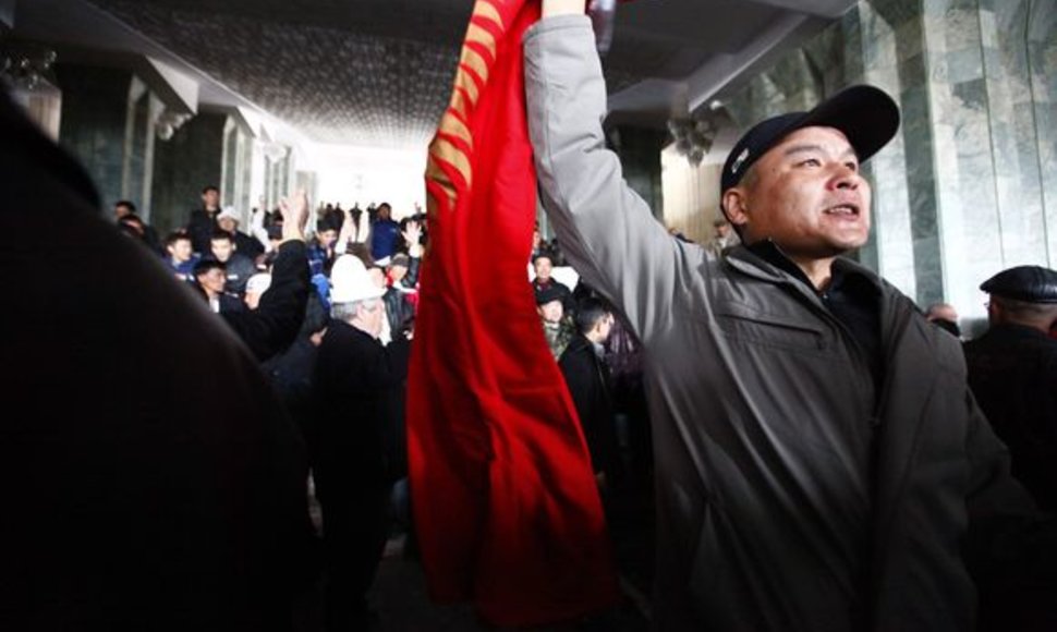 Kirgizijos sostinėje tvyro chaosas