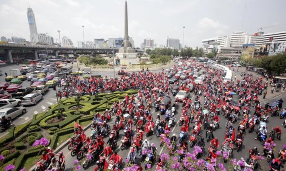 Protestuoja tūkstančiai tailandiečių