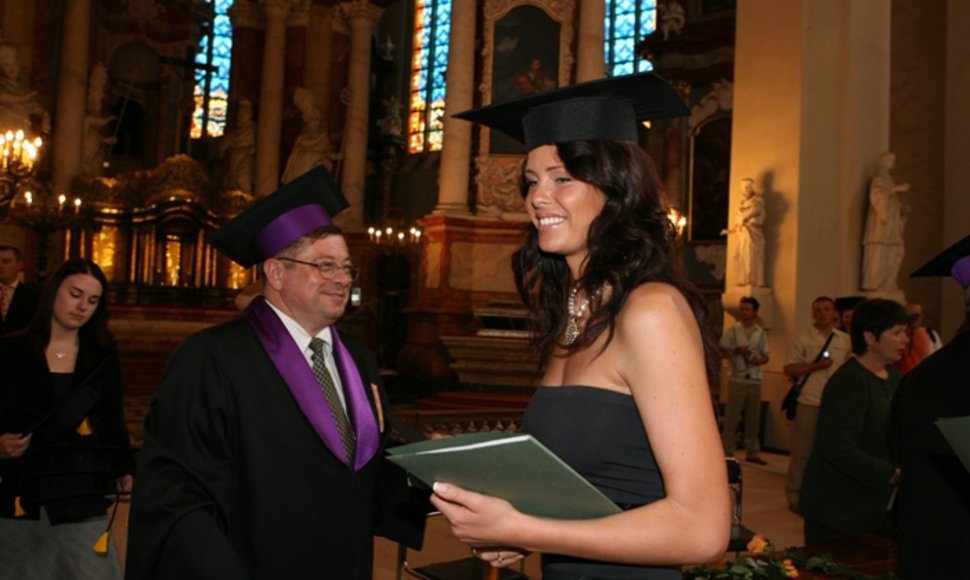 Foto naujienai: Žvaigždės gavo diplomus