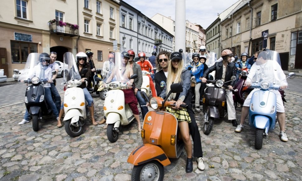Foto naujienai: Linas Karalius suorganizavo žygį motoroleriais