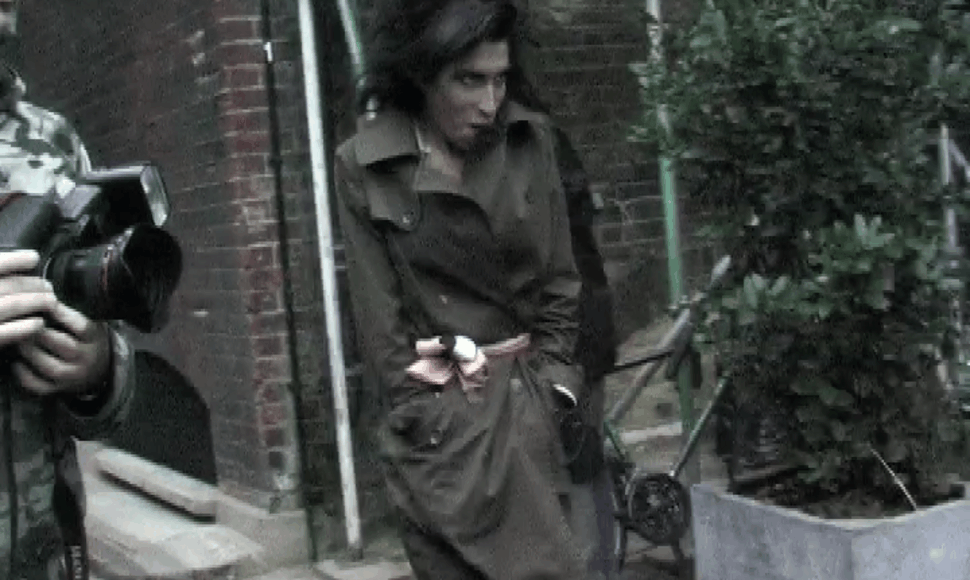 Foto naujienai: Dainininkė Amy Winehouse persekiojama paparacų