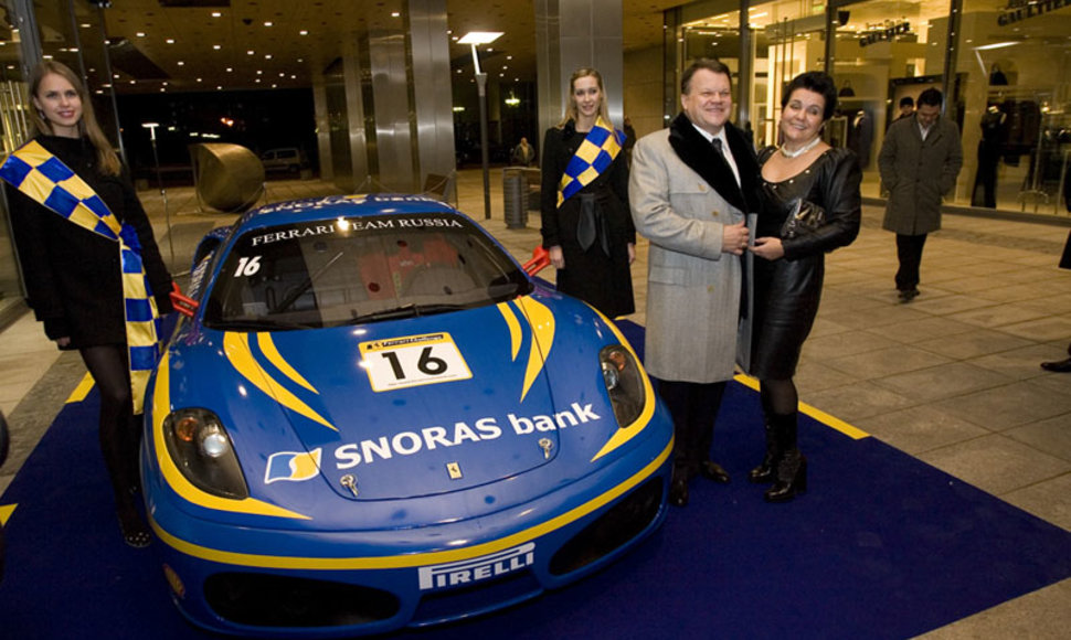 Foto naujienai: Banko „Snoras“ Kalėdos su „Ferrari“