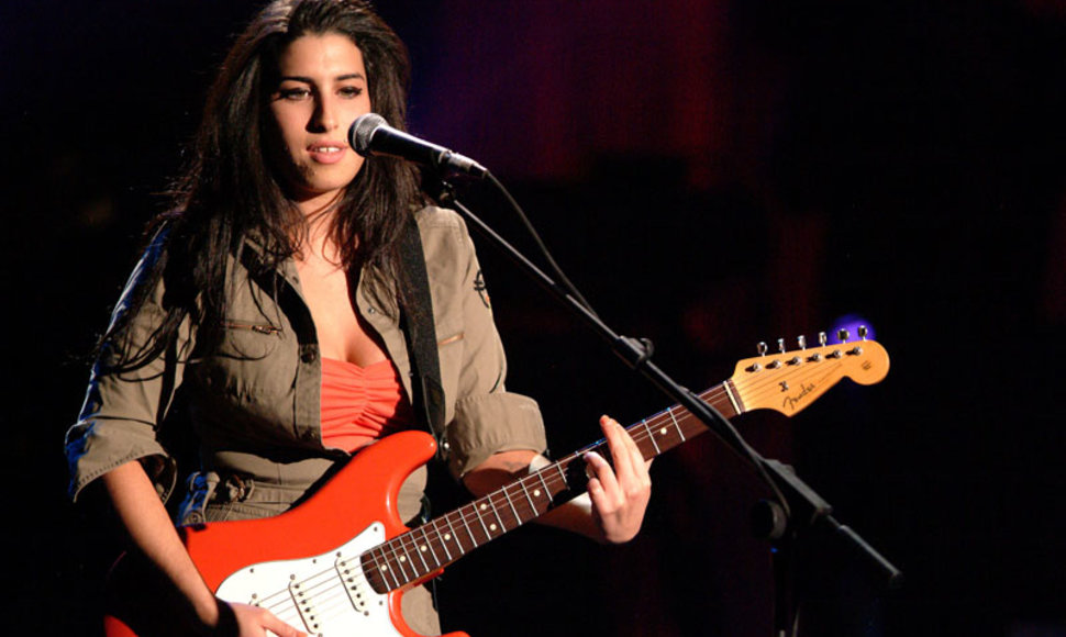 Foto naujienai: Dainininkę Amy Winehouse gydo filmai 