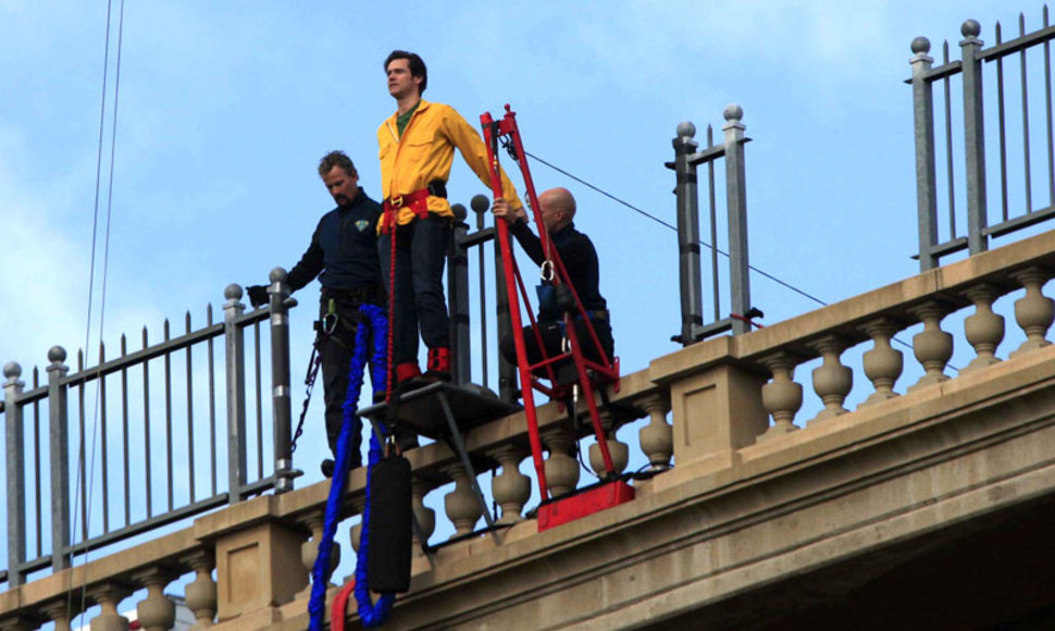 Foto naujienai: Jimas Carrey nušoko nuo tilto