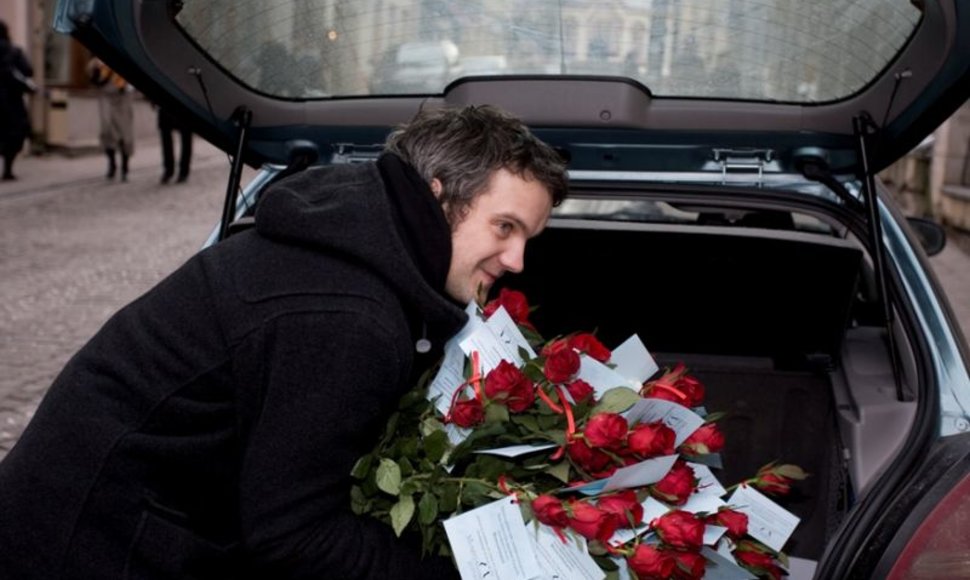 Foto naujienai: Marius Jampolskis ir Giedrius Savickas moterims dalijo rožes
