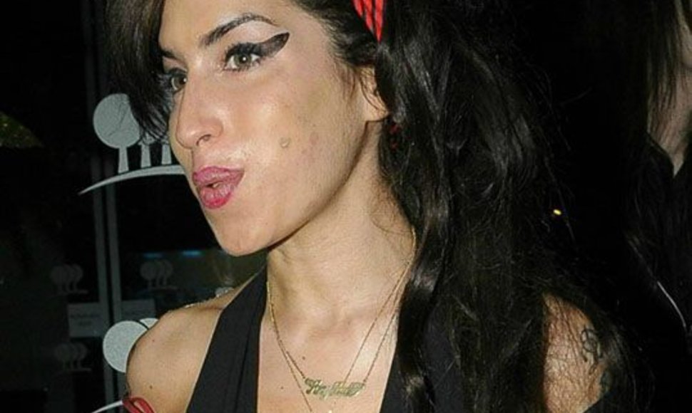 Foto naujienai: Amy Winehouse susišlavė "Grammy" apdovanojimus