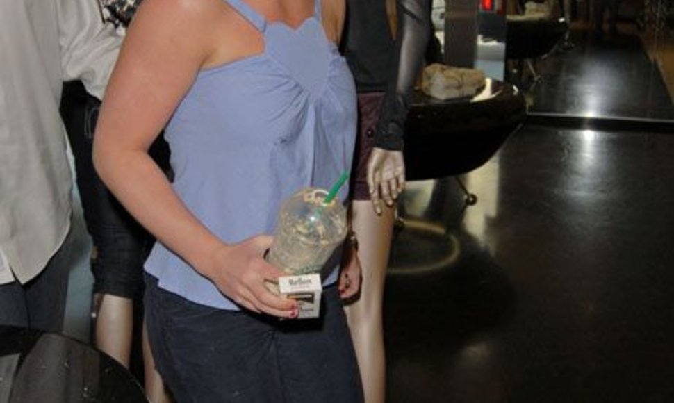 Foto naujienai: Britney atsigauna parduotuvėse
