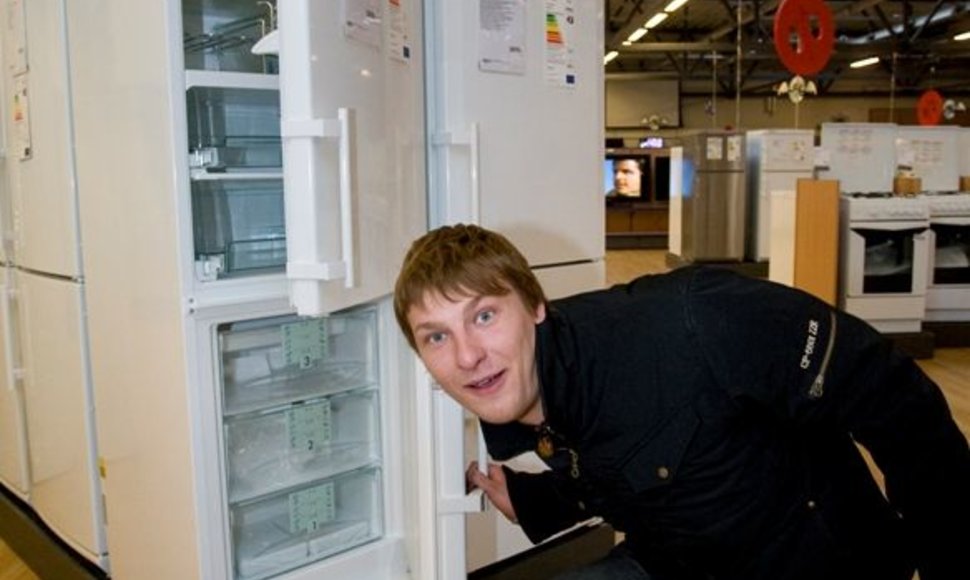 Foto naujienai: Justinas Lapatinskas mamai dovanų nupirko šaldytuvą