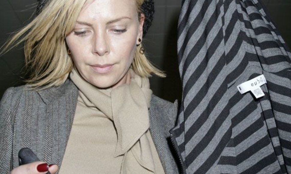 Foto naujienai: Charlize Theron užsipuolė bulvarinę spaudą