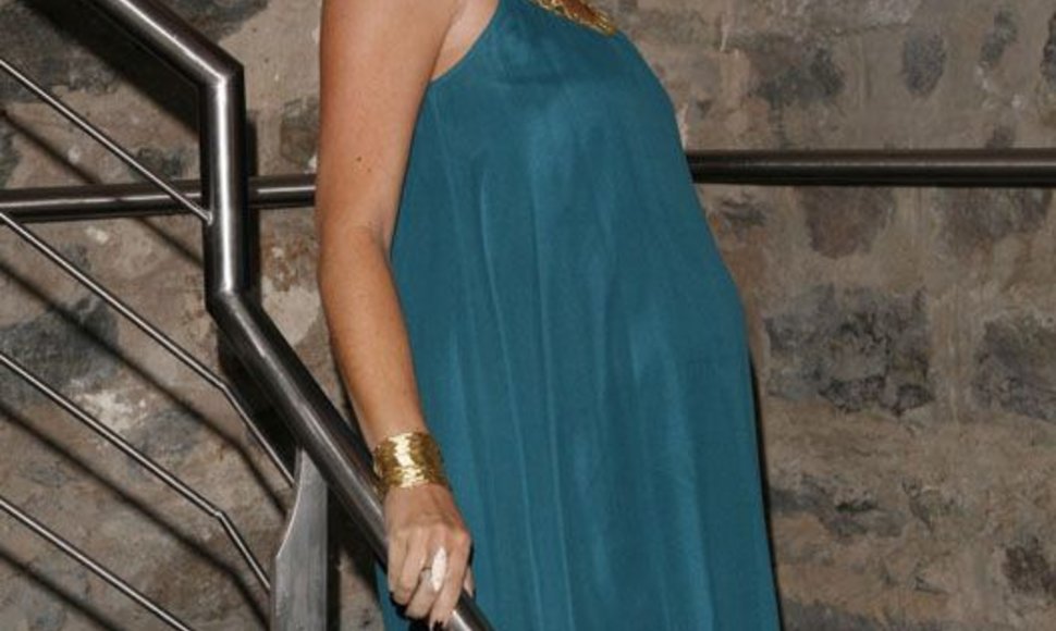 Foto naujienai: 8-ą mėnesį nėščia Tori Spelling pozuoja su bikiniu