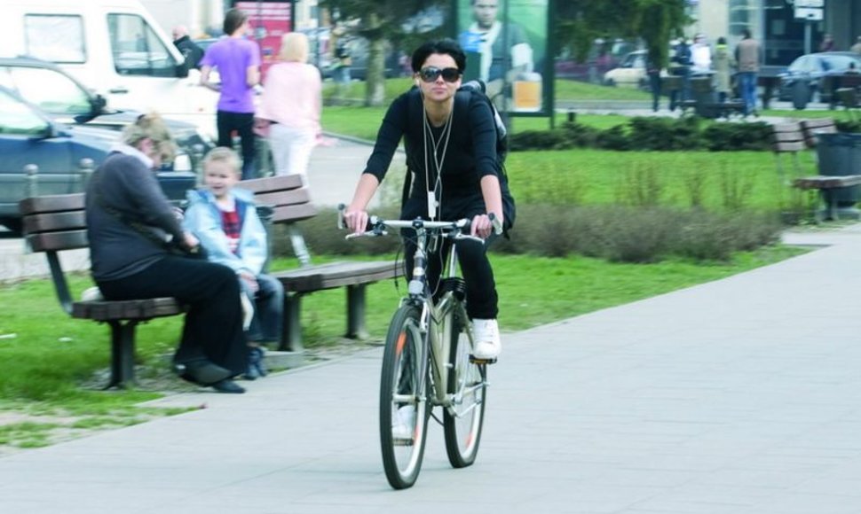 Foto naujienai: Agnės Jagelavičiūtės pavasarinė pramoga – pasivažinėjimas dviračiu
