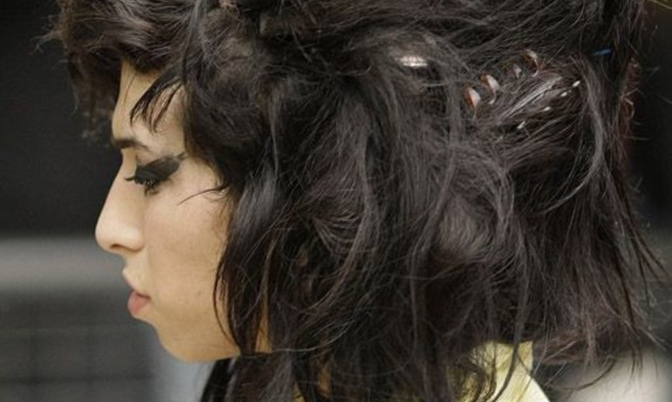 Foto naujienai: Amy Winehouse įrašinėja muziką Bondo tema