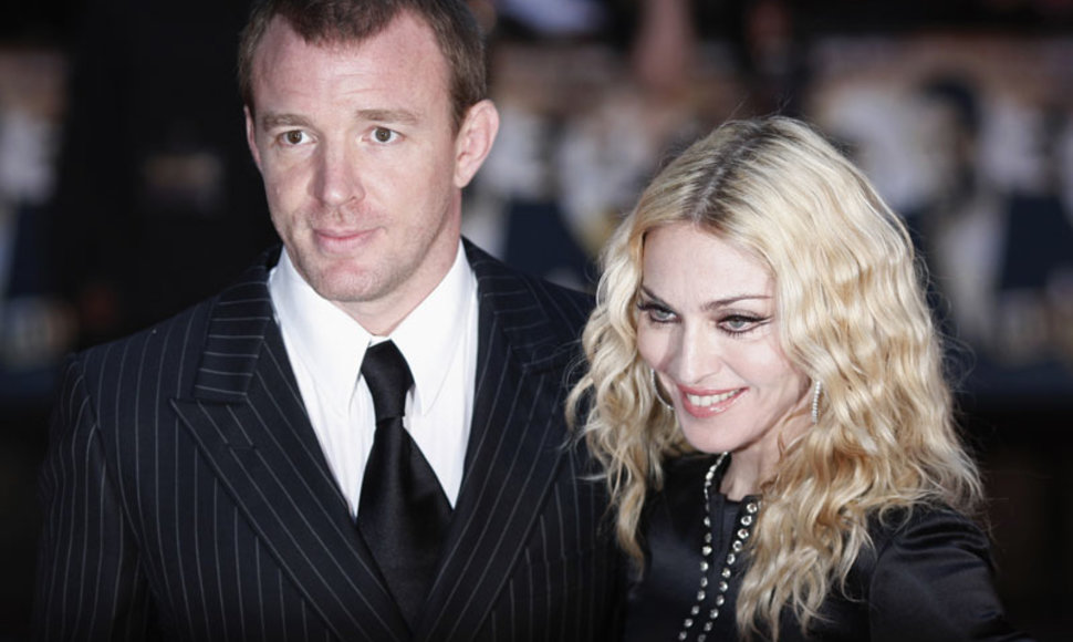 Foto naujienai: Madonna siūlo Guy Ritchie 5 mln. svarų